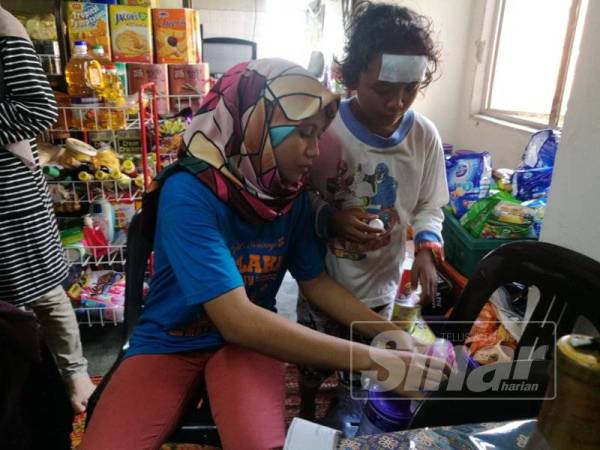 Azlina membancuhkan susu untuk adik bongsunya yang baru berusia dua tahun.