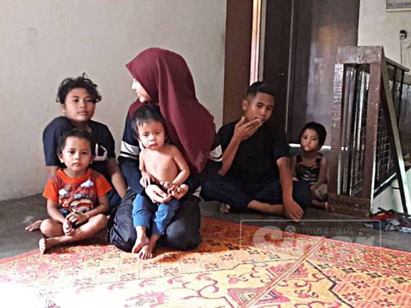 Enam beradik yang kini hilang tempat bergantung. - FOTO MUHAMMAD ALI