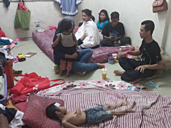 Enam beradik ini tinggal di rumah kedai atas ihsan pemiliknya sejak dua bulan lalu. - FOTO MUHAMMAD ALI