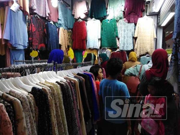 Kedai pakaian menjadi tumpuan pengunjung untuk mendapatkan persalinan sempena Aidilfitri nanti.