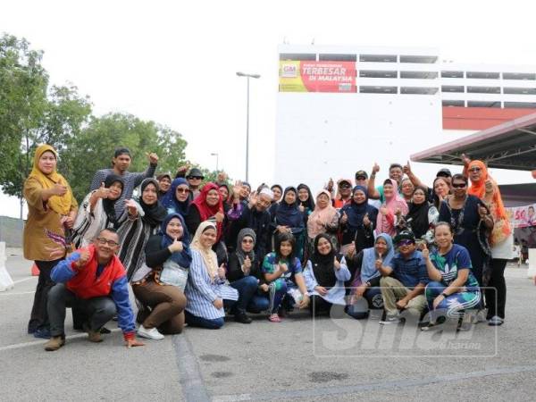 Sebahagian pelancong dari Singapura merakamkan kenangan di hadapan bangunan GM Klang.