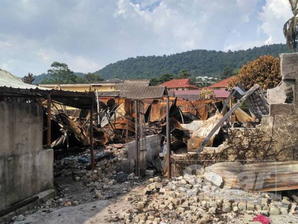 18 keluarga tinggal sehelai sepinggang selepas kediaman mereka musnah 100 peratus dalam kejadian pada Rabu lalu.
