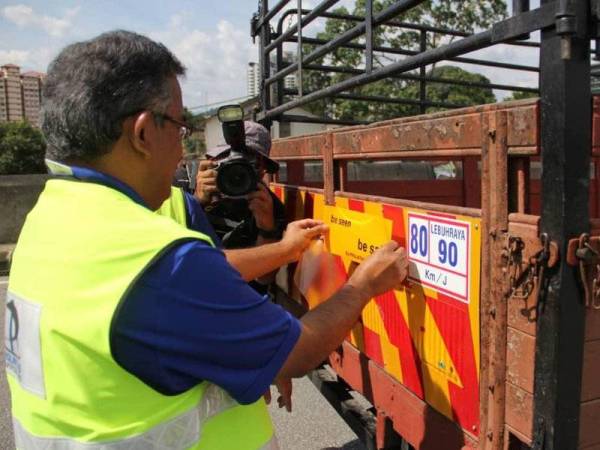 Pelekat keselamatan reflektif ditampal pada kenderaan berat sempena Pelancaran Kempen Keselamatan Balik Raya PROLINTAS sempena sambutan Aidilfitri di Plaza Tol Datuk Keramat (arah Ampang) AKLEH hari ini.