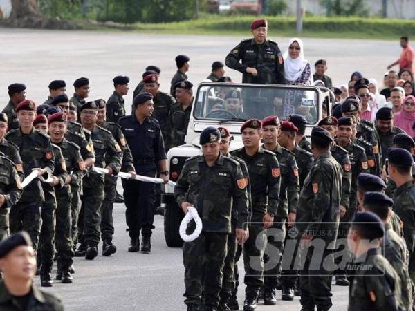 Mohd Shahar dan isteri, Hasnah Arifin diarak keluar menggunakan kereta khas oleh pegawai dan anggota pada majlis perpisahan hari ini.