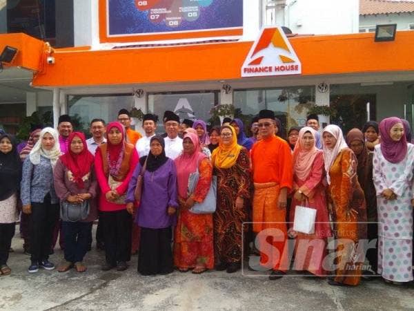 Adly bergambar dihadapan pejabat Amanah Finance House di Bukit Baru.
