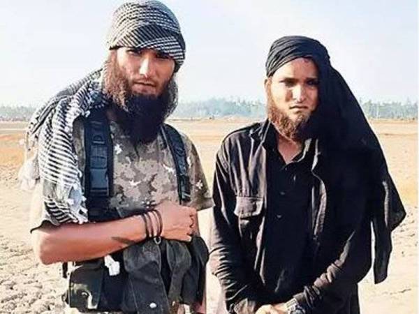 Kedua-dua lelaki terbabit didakwa menjadi pelakon tambahan dalam filem dibintangi aktor Hrithik Roshan dan Tiger Shroff.