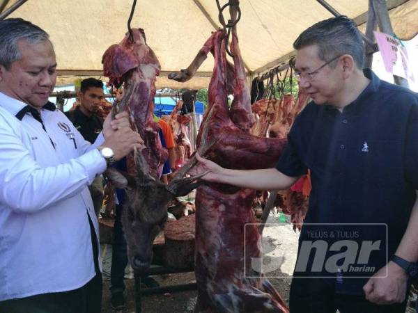 Salahuddin meninjau jualan daging rusa di Pasar Tani Datin Halimah hari ini.