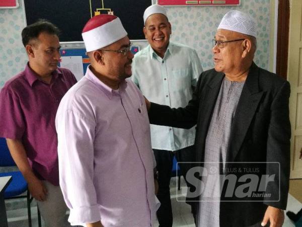 Mujahid (kiri) berbual mesra dengan Pengasas Pusat Pengajian Tahfiz Al-Hidayah, Yunus Alias(kanan) sewaktu mengadakan lawatan ke pusat tahfiz itu di Simpang Lima, Parit Buntar hari ini.