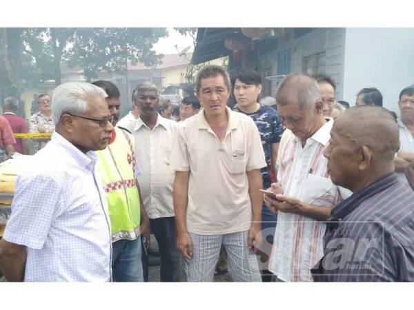 
Sivanesan (kiri) turut meninjau keadaan dan bertemu dengan mangsa serta mengumumkan bantuan kecemasan kepada mangsa terlibat.