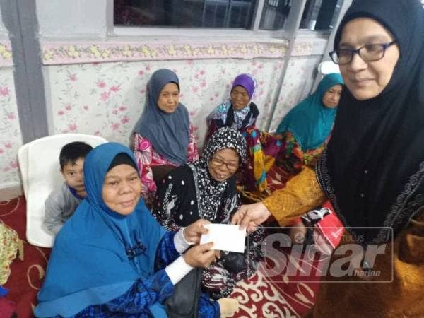 Dr Siti Mariah turut berkesempatan hadir dalam program yang diadakan di Masjid Nurul Huda, Batu 13 di sini.