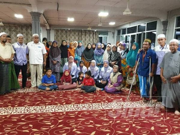 Sumbangan disampaikan oleh Masjid Nurul Huda, Batu 13 di sini kepada 62 penerima terdiri daripada ibu tunggal, anak yatim dan golongan kurang upaya.