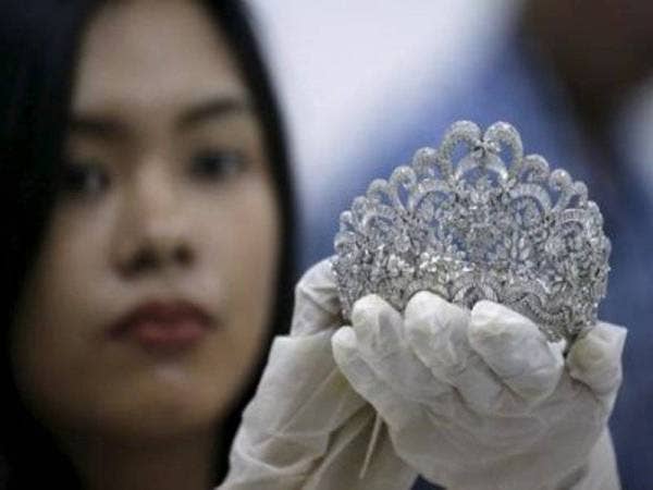 Salah satu set barang kemas milik Imelda Marcos yang akan dijual.