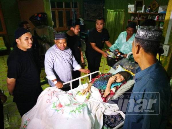 Dr Khairuddin (dua dari kiri) melihat keadaan salah seorang penerima yang terlantar.