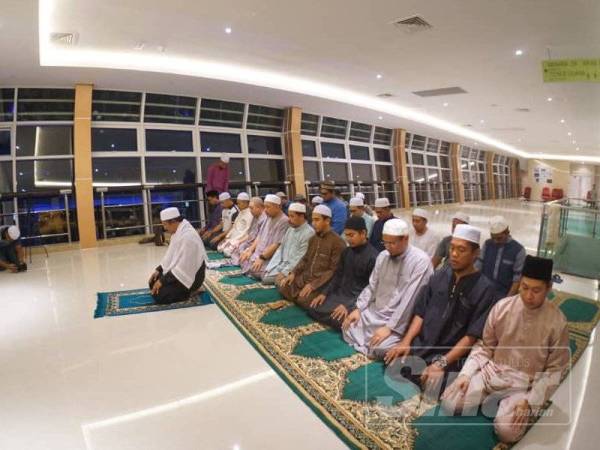 Solat hajat diimamkan Pengerusi Jawatankuasa Pembangunan Insan, Dakwah dan Penerangan negeri, Mohd. Nor Hamzah di dalam menara Drawbridge malam tadi.