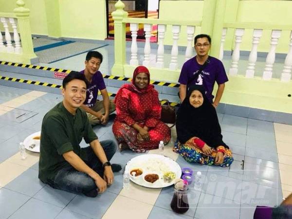 Kasthuriraani (tengah) turut bersama penduduk dalam majlis berbuka puasa yang dianjurkan di dalam masjid serta surau.