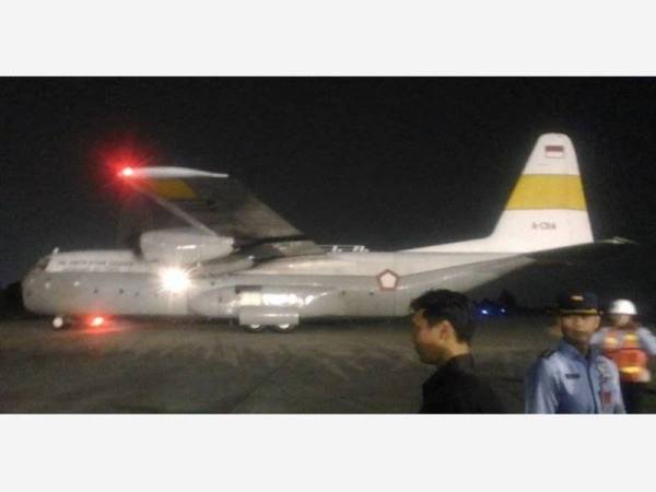 Jenazah Ibu Ani Yudhoyono tiba di Pengkalan Udara Halim Perdana Kusuma di Jakarta pada jam 10 malam tadi.- FOTO KOMPAS.COM