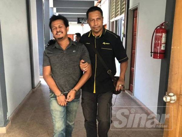 Faramis Yahkoh, 35, (kiri) dibawa anggota SPRM menuju ke kenderaan yang sedang menunggu bagi membawanya ke Jeli.