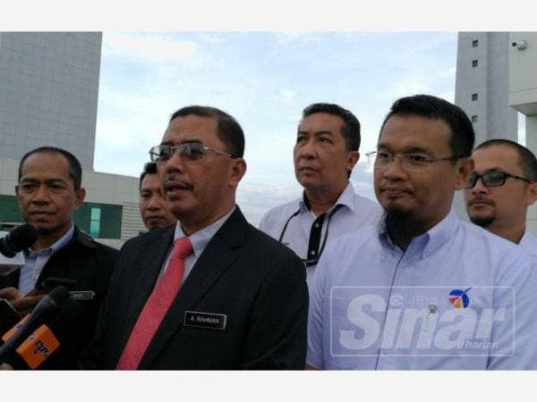 A Rahman (tengah) semasa sidang media selepas membuat tinjauan di jambatan angkat