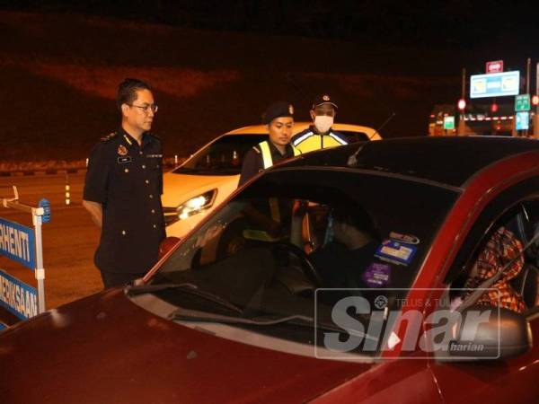 Azrin (kiri) melihat pemeriksaan semasa Operasi Pengutakuasaan Sempena Perayaan Hari Raya Aidilfitri (HRA) 2019 awal pagi semalam di Plaza Tol Senawang.