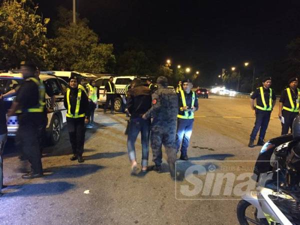 Penguatkuasa Imigresen menahan salah seorang warga asing dalam operasi semalam.