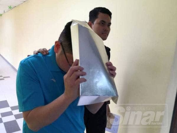 Chee Heng ketika keluar dari Mahkamah Majistret.