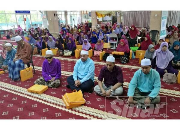Mujahid (hadapan, tiga dari kanan) berkesempatan menyertai majlis tadarus dan khatam al-Quran anjuran Masjid Daerah Kerian di Parit Buntar hari ini.
