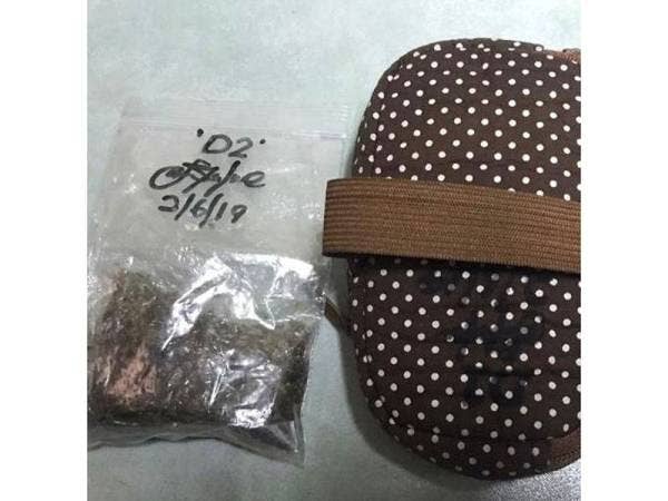 Paket lutsinar berisi cebisan daun-daun kering yang ditemui ketika pemeriksaan ke atas dua lelaki.