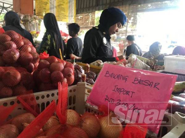 Penguat kuasa KPDNHEP membuat pemeriksaan sempena Skim Harga Maksimum Musim Perayaan.