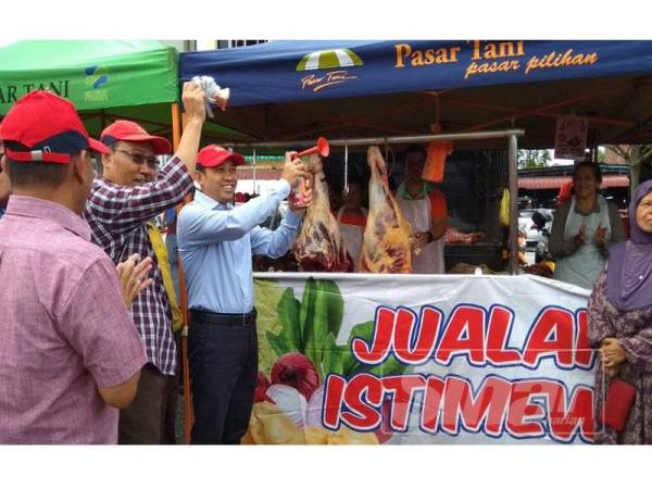 Abdul Yunus melancarkan jualan happy hour melibatkan daging lembu dan ayam sempena Majlis Pelancaran Program Jualan Jimat Belanja Aidilfitri @ Pasar Tani di Pasar Tani Masjid Sultan Nazrin Muizzuddin Shah, di Tapah hari ini.