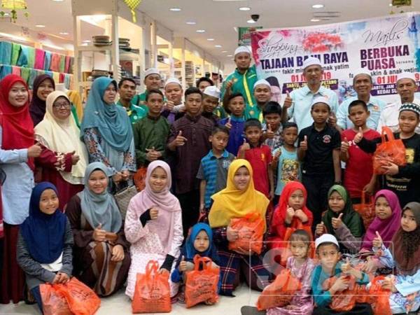  Anak yatim fakir miskin pilih baju raya sendiri