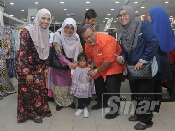 Aminolhuda (dua dari kanan) sewaktu program Shopping Raya bersama anak yatim dan keluarga miskin di Jakel Batu Pahat.