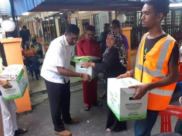 Gambar pengagihan zakat oleh wakil rakyat bukan Islam yang tular di media sosial.