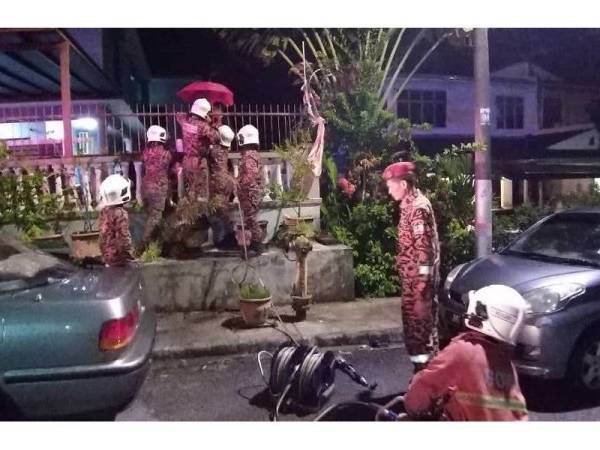 Anggota bomba membantu memotong pagar yang tertusuk ke tapak tangan kanan mangsa.