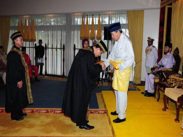 Mohd Radzi merafak sembah menerima watikah pelantikan sebagai Panel Tetap Hakim Mahkamah Rayuan Syariah Selangor disampaikan Sultan Selangor di Istana Bukit Kayangan, hari ini.