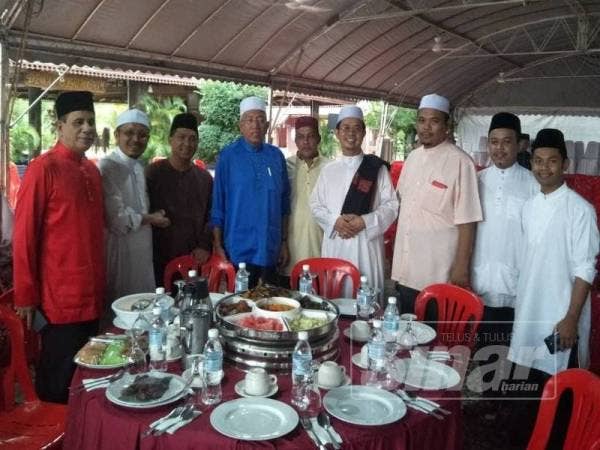 Mahdzir (empat dari kiri) bergambar bersama pemimpin UMNO dan Pas peringkat Padang Terap di di Pusat Khidmat Komuniti Masyarakat Cikgu Hashim Kampung Barokhas, Kuala Nerang, di sini semalam.