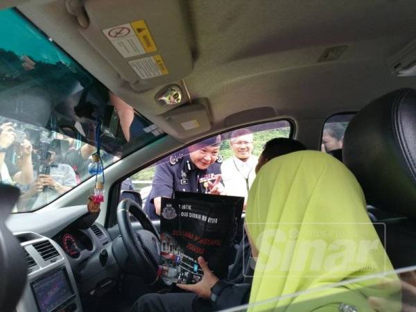 Abdul Hamid bertemu pengguna jalan raya sempena Kempen Balik Kampung Ops Selamat 15 sempena Aidilfitri di Plaza Tol Gombak hari ini.