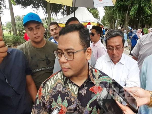 Amirudin Shari ketika sidang media pada program Mantai Perdana Shah Alam Aidilfitri di Dataran Kemerdekaan Shah Alam disini.