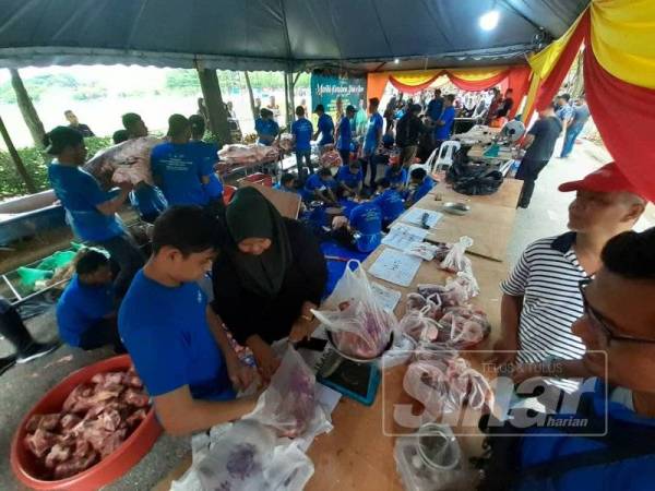 Orang ramai tidak ketinggalan mendapatkan daging dengan harga berpatutan pada program Mantai Perdana Shah Alam Aidilfitri di Dataran Kemerdekaan Shah Alam di sini.