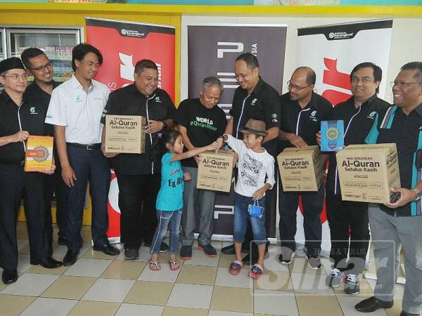 Timbalan Pengerusi Kumpulan Media Karangkraf, Datuk Mohd Nasir Hamzah bersama Presiden Persatuan Pengusaha Stesen Minyak Petronas Malaysia/Persatuan Pengusaha-Pengusaha Stesen Minyak Malaysia, Datuk Khairul Annuar Abdul Aziz pada pelancaran Penyerahan Tabung Misi Wakaf Al-Quran Setulus Ikhlas di Stesen Minyak Petronas Jalan Reko, Kajang. Foto Sinar Harian/Rosli Talib