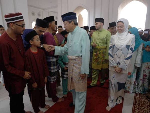 Sultan Selangor Sultan Sharafuddin Idris Shah (tengah) berkenan bersalaman bersama rakyat jelata selepas selesai menunaikan solat sunat Aidilfitri bersama rakyat negeri Selangor di Masjid Diraja Tengku Ampuan Jemaah, Bukit Jelutong hari ini. - Foto Bernama