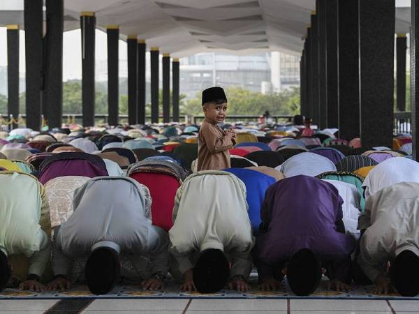 Ragam sorang kanak-kanak ketika jemaah menunaikan solat sunat Hari Raya Aidilfitri bersama Yang di-Pertuan Agong Al-Sultan Abdullah Ri’ayatuddin Al-Mustafa Billah Shah di Masjid Negara hari ini. - Foto Bernama