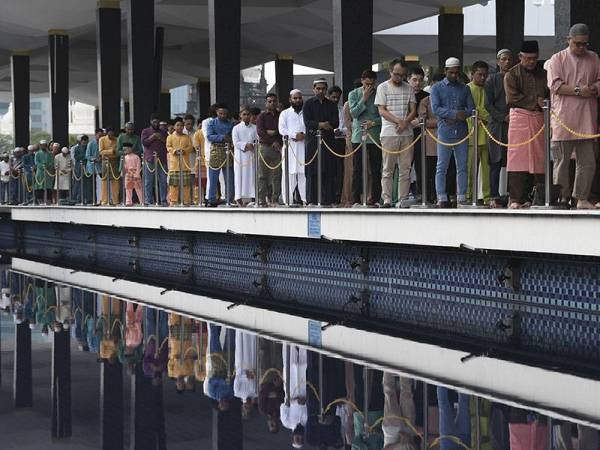 Sebahagian jemaah menunaikan solat sunat Hari Raya Aidilfitri bersama Yang di-Pertuan Agong Al-Sultan Abdullah Ri’ayatuddin Al-Mustafa Billah Shah di Masjid Negara hari ini. - Foto Bernama