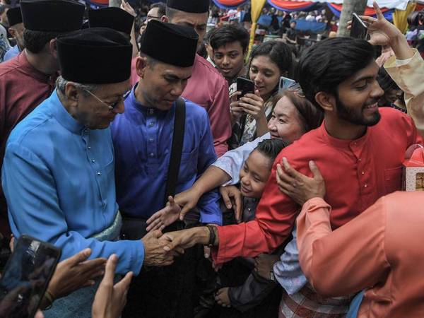 Perdana Menteri Tun Dr Mahathir Mohamad bersalaman bersama pengunjung yang hadir pada Majlis Rumah Terbuka Aidilfitri Perdana Menteri dan Ahli Jemaah Menteri di Seri Perdana hari ini. - Foto Bernama