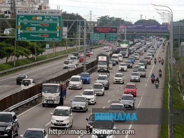 Aliran trafik di beberapa lebuh raya utama dilapor perlahan setakat 5.30 petang ini. - Foto Bernama