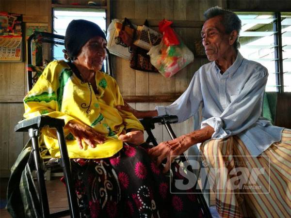 Muda setia menemani isterinya, Romlah di rumah mereka di Pulau Duyong.