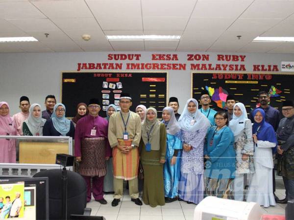 Khairul Dzaimee (tengah) meluangkan masa hadir meraikan sambutan Hari Raya Aidilfitri bersama warga kerja Imigresen yang bertugas di pagi raya di Lapangan Terbang Antarabangsa Kuala Lumpur (KLIA), Sepang, semalam.