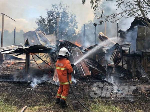 Bomba mengawal kebakaran kejadian di Jalan Batu Balik, Sg. Ganchong, semalam.