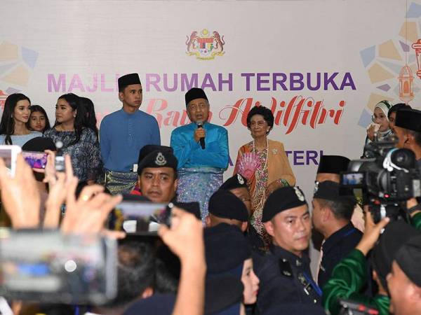 Perdana Menteri Tun Dr Mahathir Mohamad bersama isteri Tun Dr Siti Hasmah Mohd Ali hadir pada Majlis Rumah Terbuka Aidilfitri Perdana Menteri dan Ahli Jemaah Menteri di Seri Perdana hari ini. - Foto Bernama