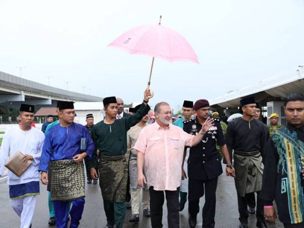 Sultan Johor, Sultan Ibrahim Ibni Almarhum Sultan Iskandar melambai kepada tetamu yang hadir. Gambar kredit: Royal Press Office