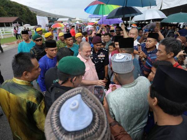 Sultan Johor, Sultan Ibrahim Ibni Almarhum Sultan Iskandar bersalaman dengan orang ramai. Gambar kredit: Royal Press Office